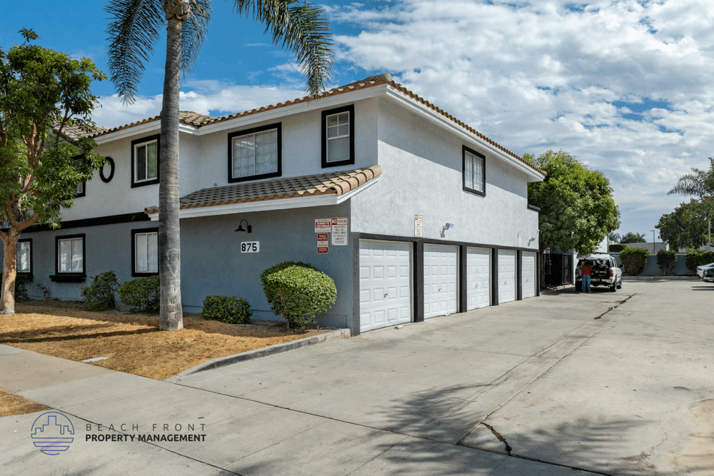 A white house with a red roof and a sign that says 875.
